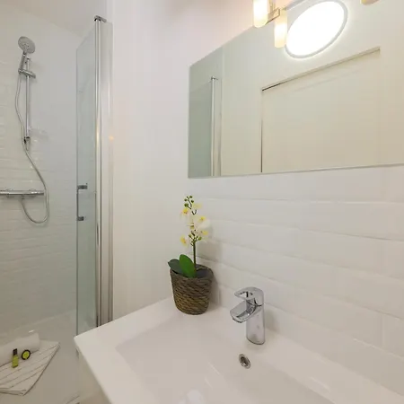 Apartment Comfortable Retreat Near Parc Monceau *