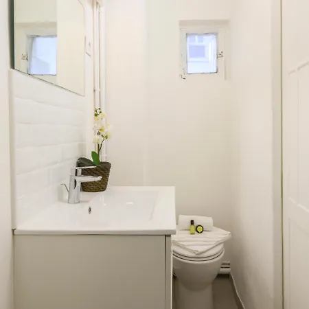 Comfortable Retreat Near Parc Monceau Paris